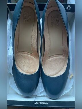 Naturalizer Teal Round-Toe Leather Heels